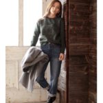 【AZUL by moussy】RED BITTERSラベル長袖プルオーバー/KHA